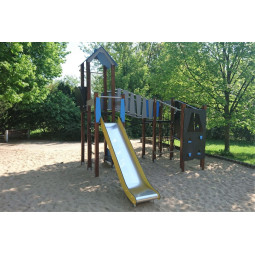 Monitoimiväline kiipeilyseinällä