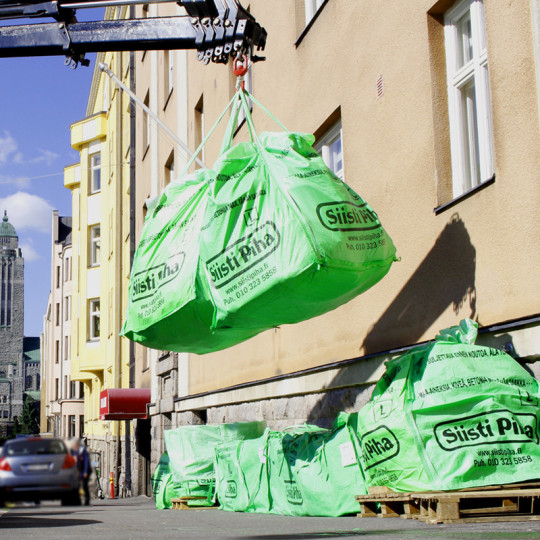 Sekarakennusjäte suursäkissä